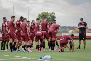 Eduardo Souza esboça Atlético-GO sem Zé Roberto para enfrentar o Flamengo