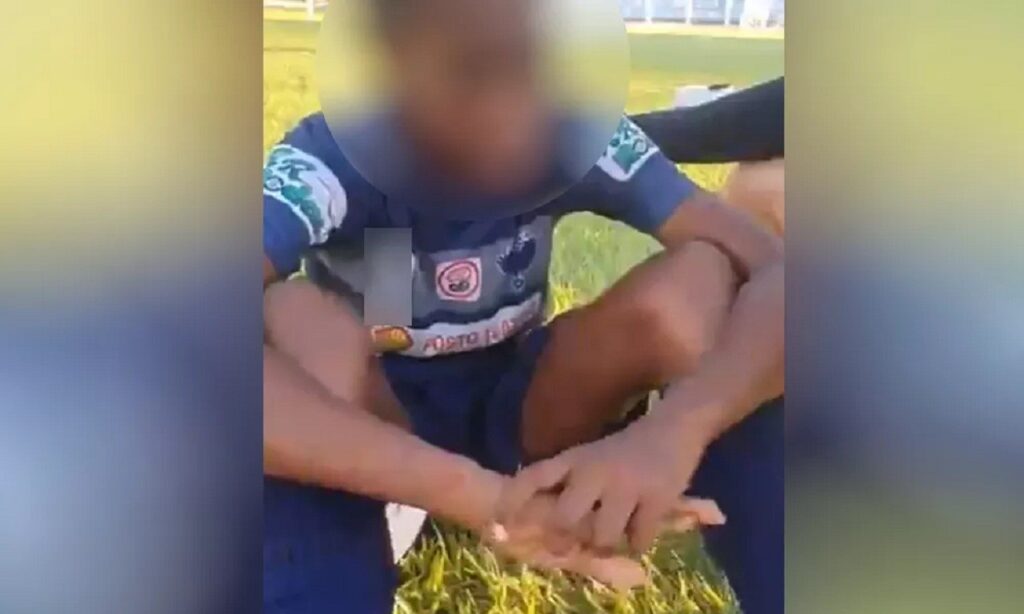 Criança diz em vídeo que foi vítima de racismo durante campeonato de futebol em Caldas Novas