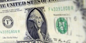 Dólar abre a semana em pequena alta