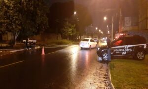 Motociclista fica gravemente ferido ao colidir na lateral de uma caminhonete