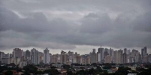 Quinta-feira nublada e com pancadas de chuvas em Goiás