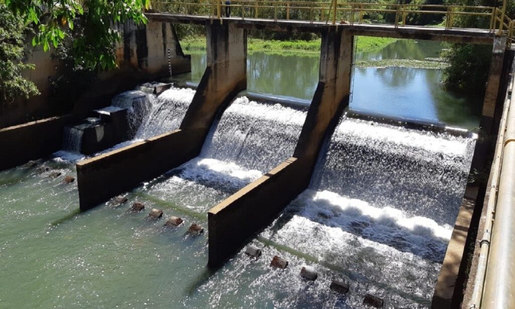 Rio Meia Ponte atinge nível crítico e alerta população