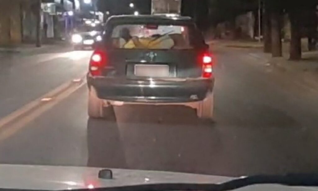 Casal flagra criança transportada em tampão de porta-malas de carro em Anápolis