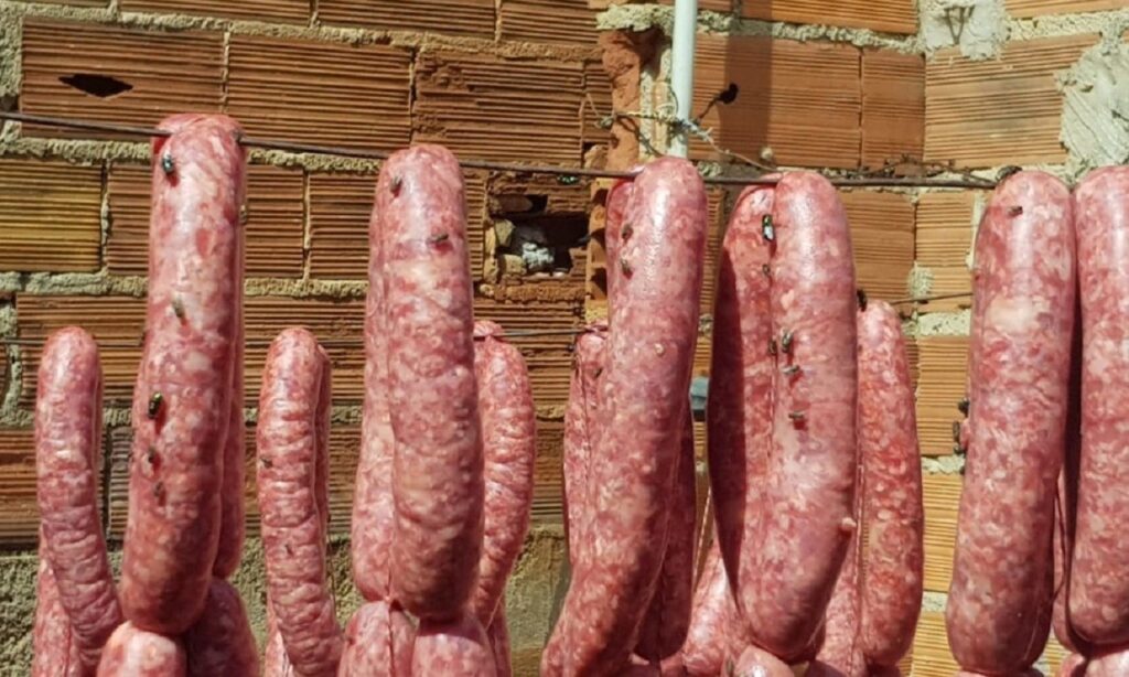 PC prende 300 kg de linguiça em fábrica clandestina na capital