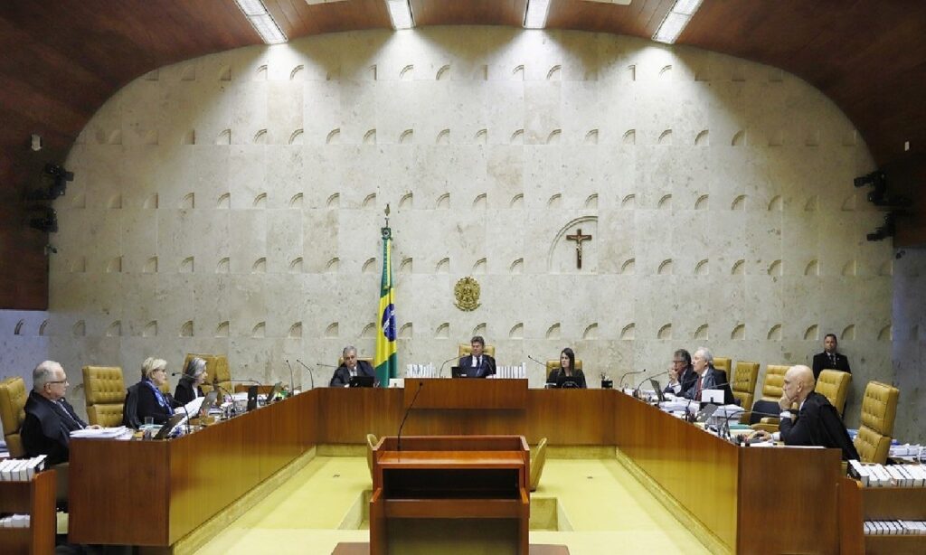 Maioria do STF vota contra redução de salário de servidores