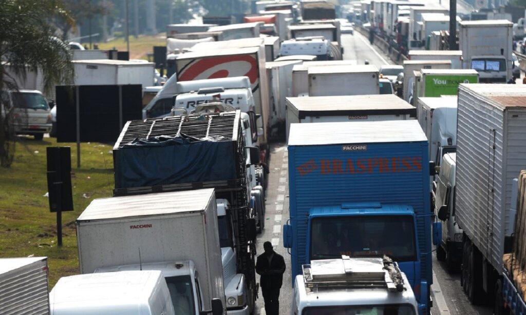 Caminhoneiros grevista são impedidos de bloquear rodovia