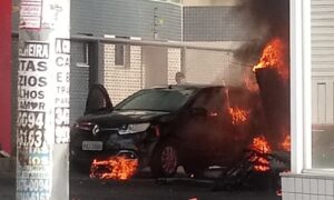 Avião cai sobre carros em BH e mata 3