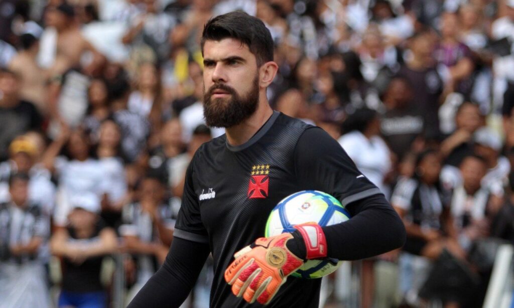 Atlético-GO acerta a contratação do goleiro Fernando Miguel