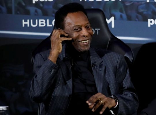 Pelé passa por procedimento médico para retirada de cálculo renal