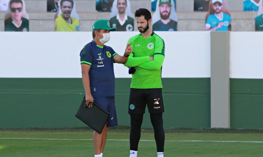 Ney Franco volta a ter zaga à disposição para partida diante do Athletico Paranaense