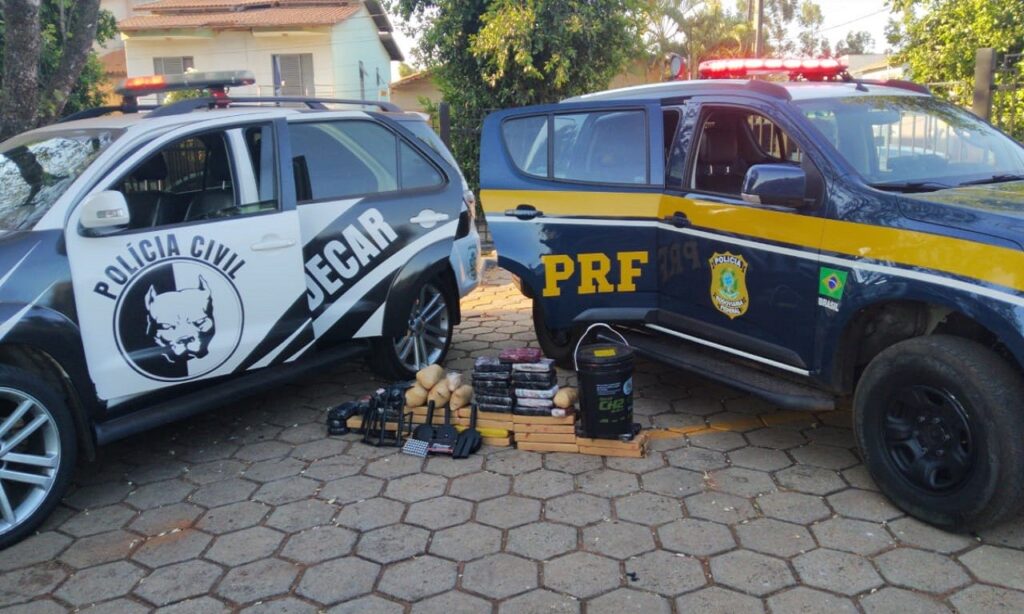 PC e PRF apreendem 50 kg de maconha e carregadores de pistolas na BR-060