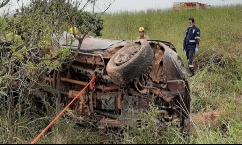 Carro capota e deixa três feridos em São Gabriel de Goiás