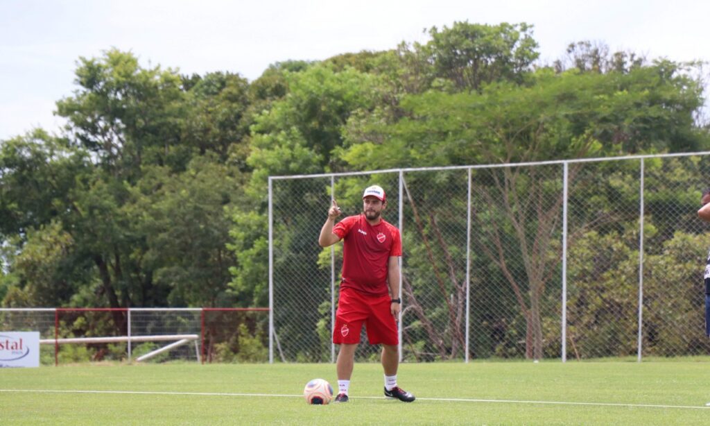 Vila Nova recebe o Jaraguá em duelo de conhecidos