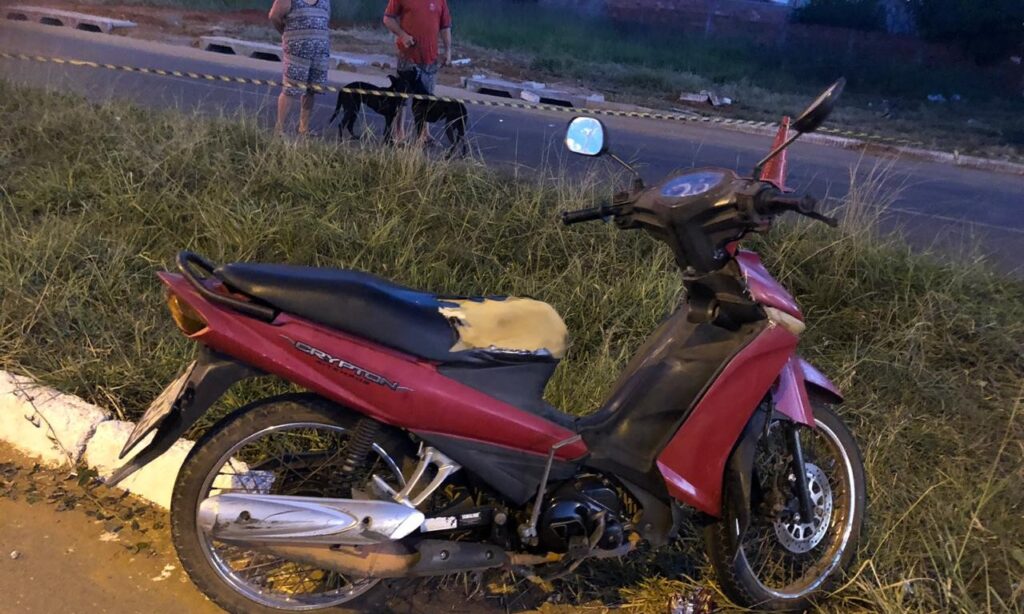 Motociclista morre após colidir contra árvore