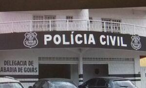 Pai é preso após filha de 2 meses ser encontrada morta na cama