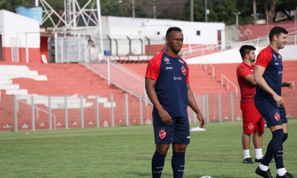 Tinga reconhece momento do Bragantino mas diz que é possível saírem com a vitória