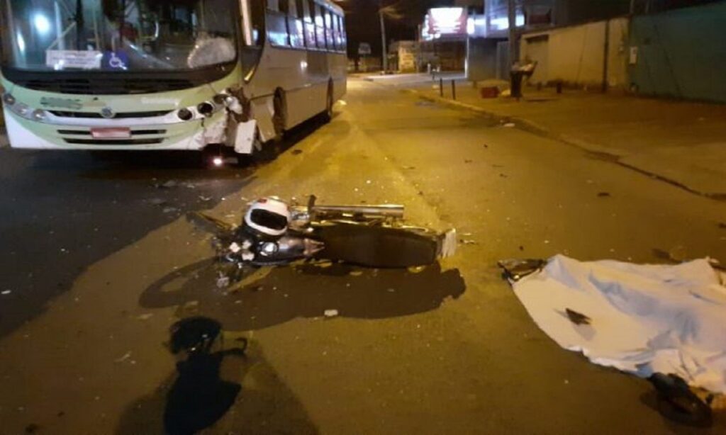 Homem morre após colidir com um ônibus em Goiânia