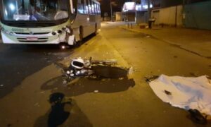 Homem morre após colidir com um ônibus em Goiânia