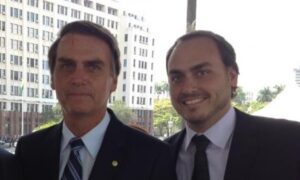 Carlos Bolsonaro amanhece sem contas nas redes sociais