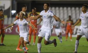 Santos vence