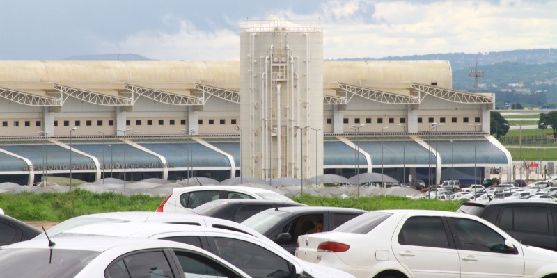 Motoristas de aplicativos ‘acampam’ por corridas no aeroporto