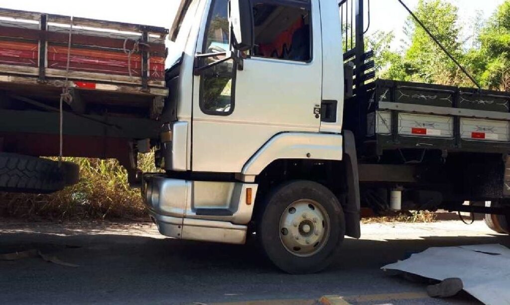 Homem morre ao ser prensado por caminhão em Goiânia