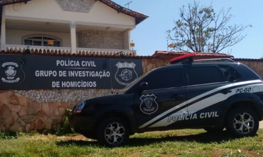 Homem é morto a tiros em porta de distribuidora