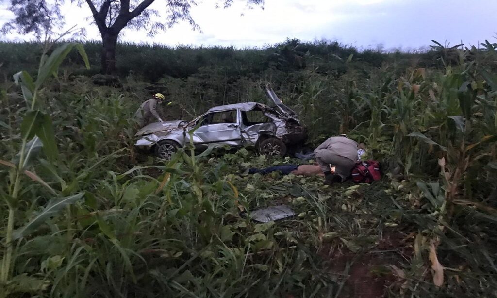 Três pessoas ficam feridas após motorista perder direção de veículo