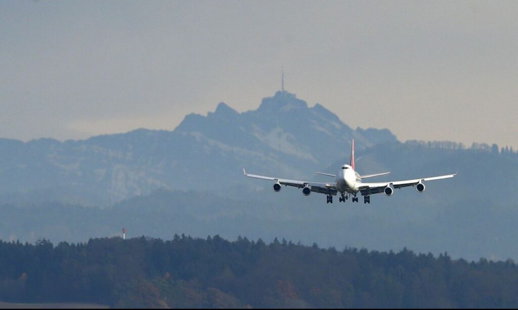 Avião da Boeing some minutos após decolar na Indonésia