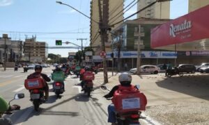 Entregadores por aplicativos se manifestam em busca de melhores condições de trabalho