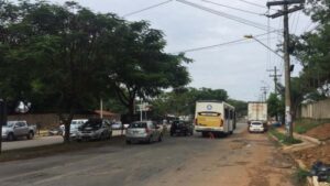 Mulher morre após bater contra ônibus do transporte coletivo