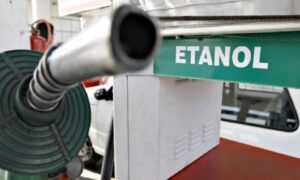 Caiado sanciona lei que incentiva o uso do etanol como medida para fortalecer economia