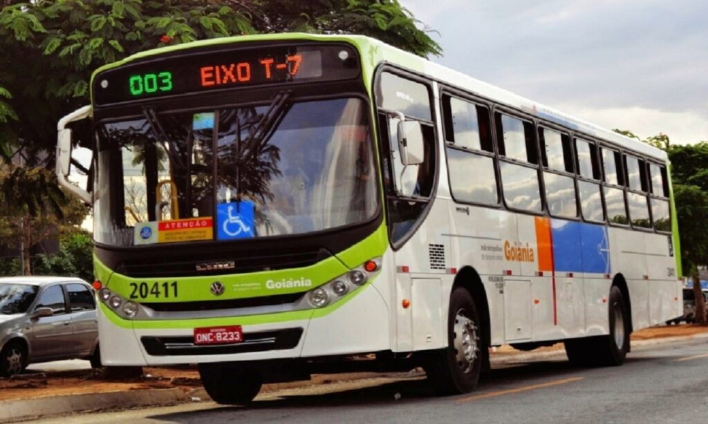 Ônibus podem sofrer atrasos com fechamento de anel da Praça Cívica