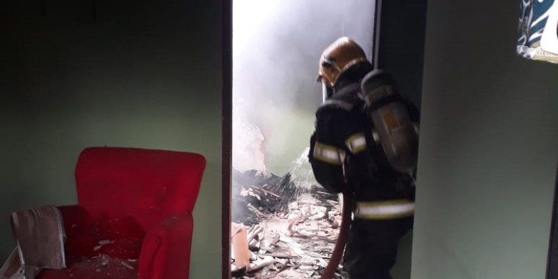 Casal é encontrado amarrado durante incêndio dentro de casa