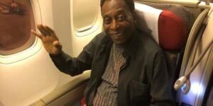 Pelé recebe alta após retirada de cálculo renal em hospital de SP