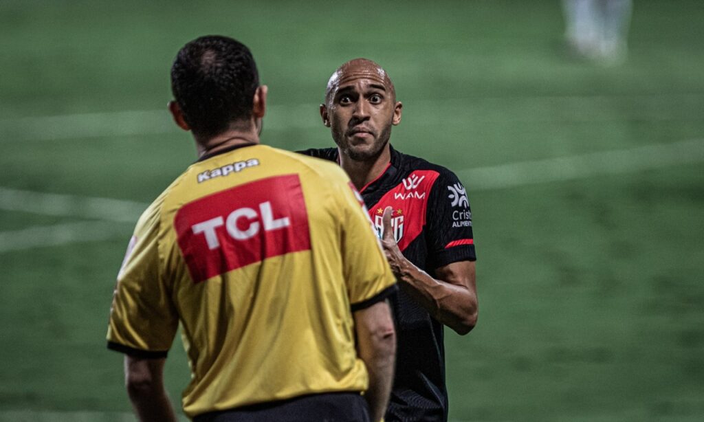 Atlético Goianiense fica na bronca com a arbitragem em empate contra o Corinthians