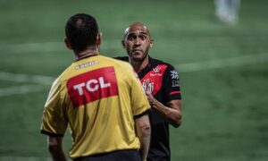 Atlético Goianiense fica na bronca com a arbitragem em empate contra o Corinthians