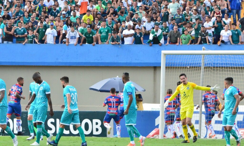 Goiás perde em casa