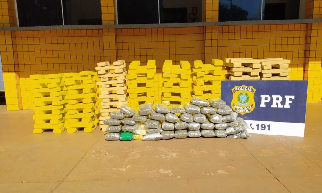 PRF apreende 240 kg de maconha e skunk na BR-364 em Jataí