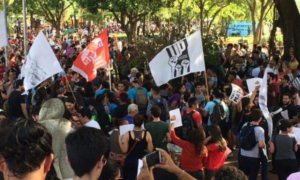 Ato pró-democracia reúne estudantes e torcidas organizadas no próximo domingo