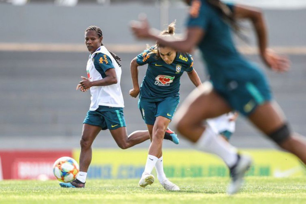 Seleção feminina treina completa para a Copa do Mundo na França