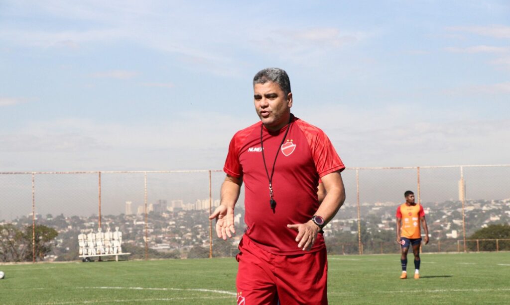 Marcelo Cabo tem dois retornos para definir equipe contra o Paraná