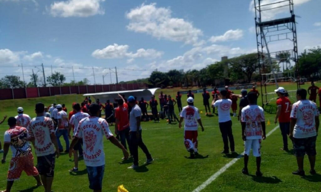 Torcida organizada do Vila Nova invade treino