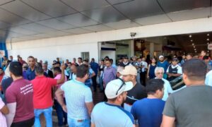 Motoristas de aplicativo realizam protesto contra taxistas em Goiânia