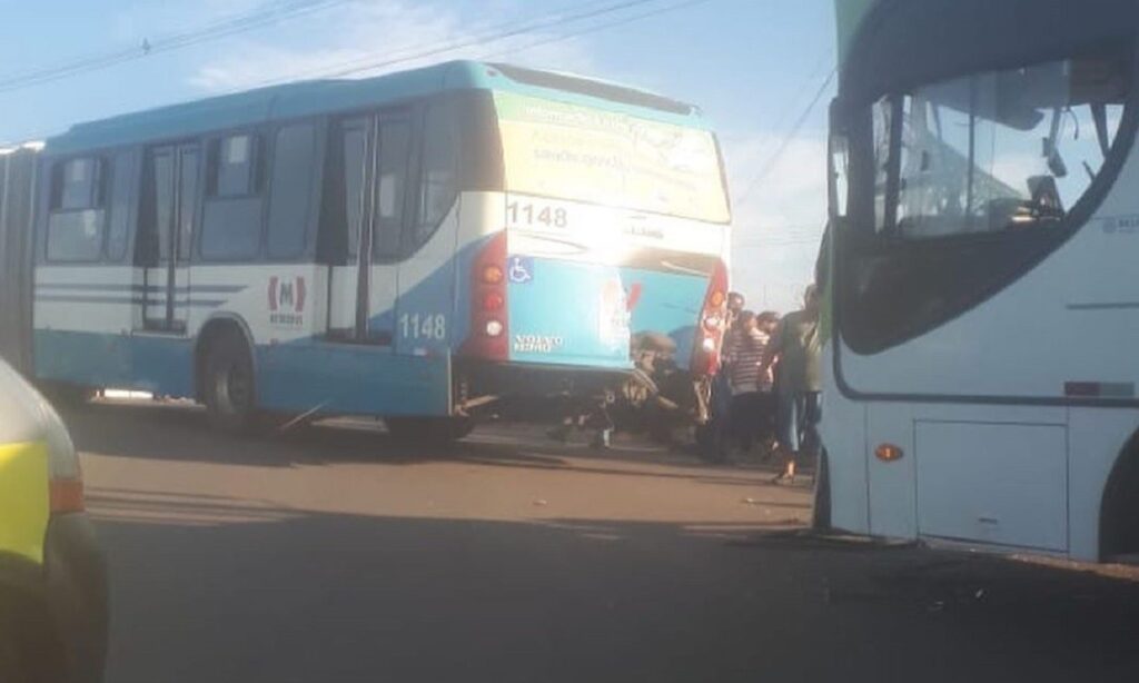 Ônibus do transporte coletivo se chocam e passageira fica ferida