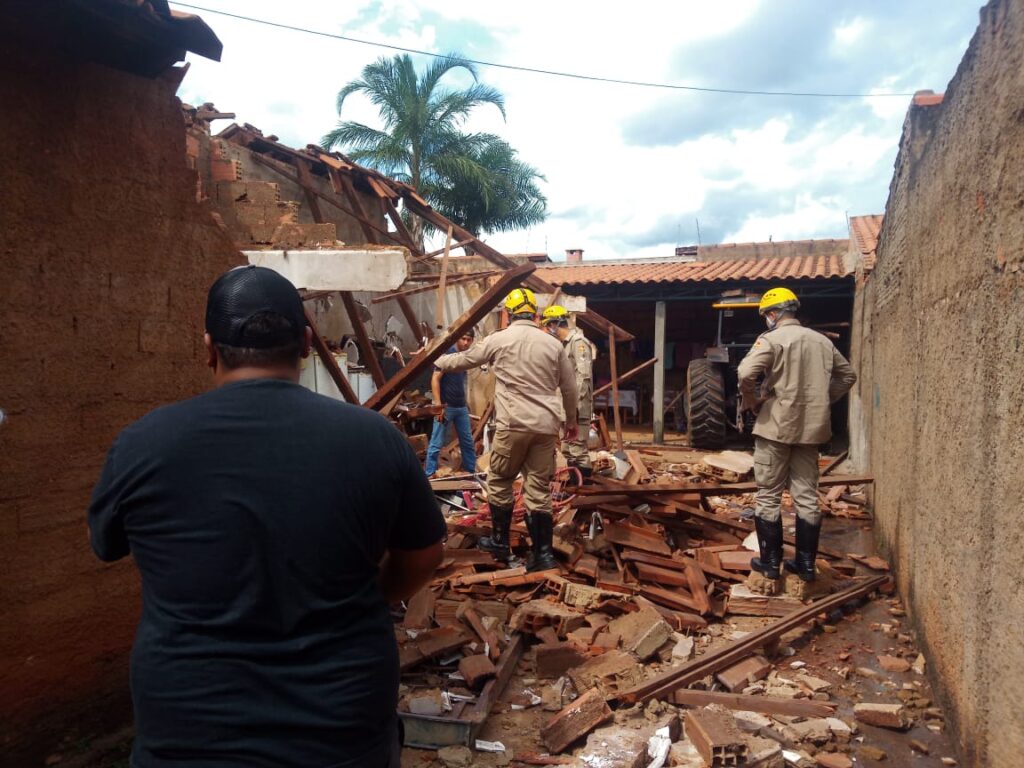 Trator desgovernado invade e destrói casa