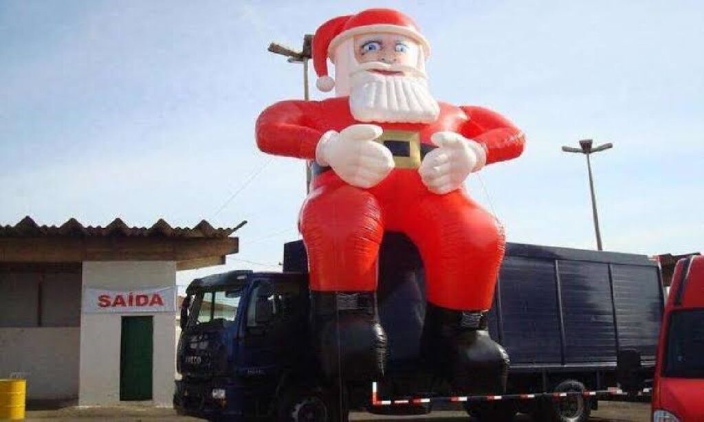 Ladrões roubam Papai Noel de 8m de altura