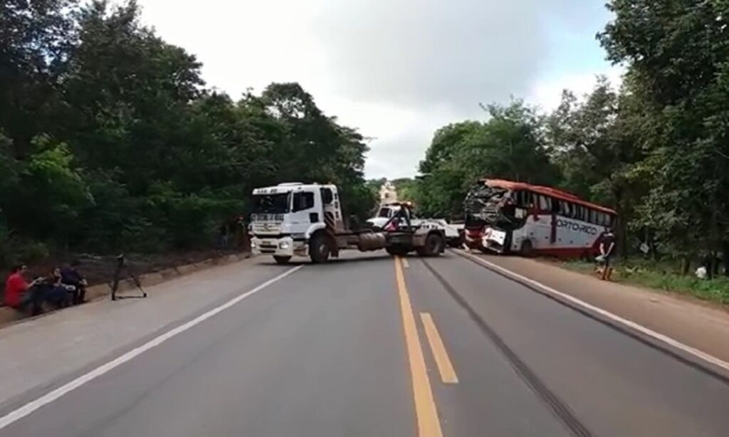 Ônibus interestadual tomba e deixa 13 feridos na BR-153