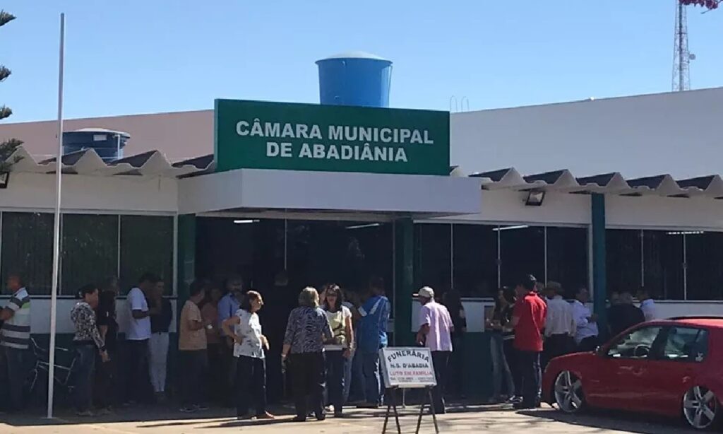 Câmara de Abadiânia aprova redução salarial de vereadores e prefeito