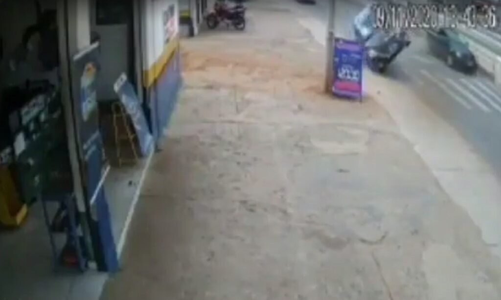 Carro se equilibra em 2 rodas após colidir com outro veículo